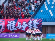 包含足球对决即将开启，球员们将全力以赴拼搏的词条
