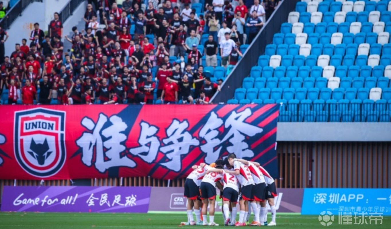 包含足球对决即将开启，球员们将全力以赴拼搏的词条