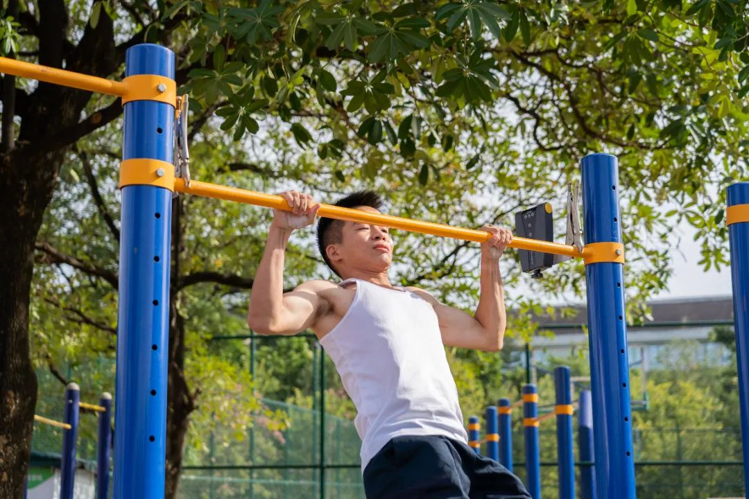 关于高强度比赛，球员体能耗尽奋力拼搏的信息