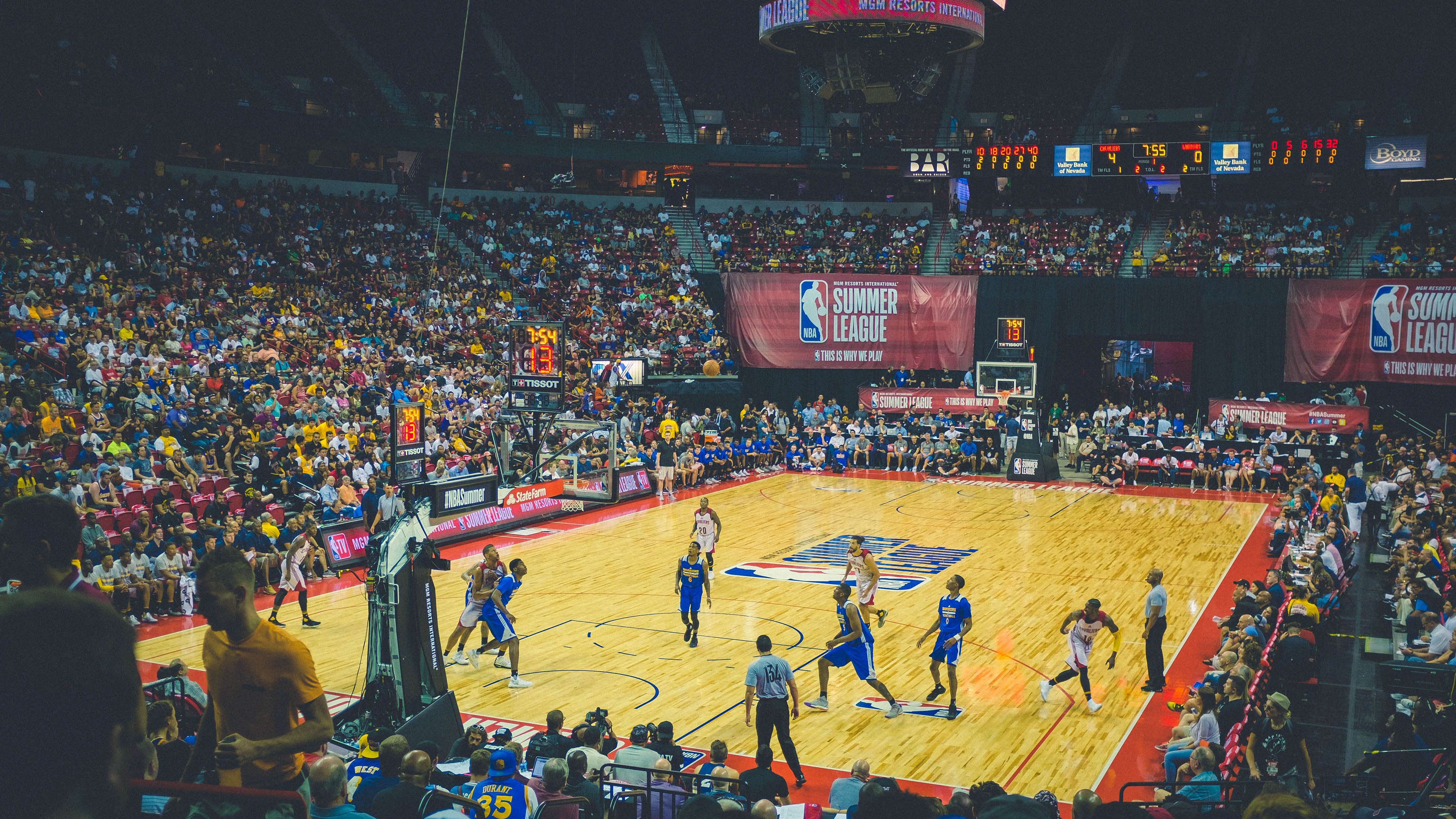 出色发挥首场状态出色,巴塞罗那观众沸腾,杜兰特重返赛场观众掌声雷动